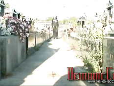 Девушка любит заниматься развратным сексом в костюме монахини