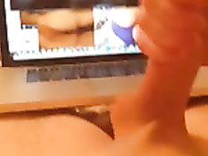 Гомосексуальный парень смотрит порно с задницами и дрочит член