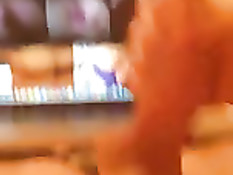 Гомосексуальный парень смотрит порно с задницами и дрочит член