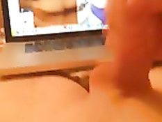 Гомосексуальный парень смотрит порно с задницами и дрочит член