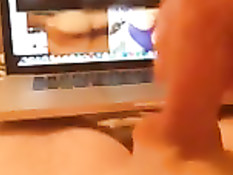 Гомосексуальный парень смотрит порно с задницами и дрочит член