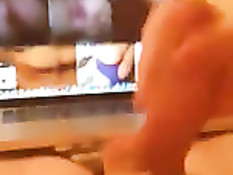 Гомосексуальный парень смотрит порно с задницами и дрочит член