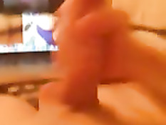 Гомосексуальный парень смотрит порно с задницами и дрочит член