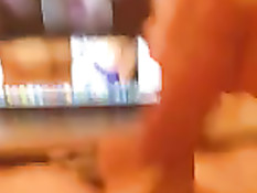 Гомосексуальный парень смотрит порно с задницами и дрочит член