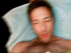 Возбуждённый гей вставляет фаллос в свою разработанную задницу