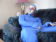 Парень гей надел костюм супергероя и принялся дрочить свой хуй