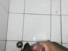 Темнокожий гей мастурбирует свой хуй в душе и снимает на камеру