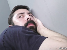 Чёрный гей в кабинке оттрахал рачком небритого белого приятеля