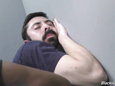 Чёрный гей в кабинке оттрахал рачком небритого белого приятеля