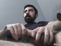 Чёрный гей в кабинке оттрахал рачком небритого белого приятеля