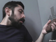 Чёрный гей в кабинке оттрахал рачком небритого белого приятеля