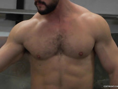 Мужчина в деловом костюме оттрахал мускулистого работника гея