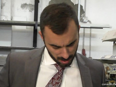 Мужчина в деловом костюме оттрахал мускулистого работника гея