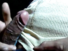 Гомосексуальный мужик достал возбуждённый хуй и подрочил рукой