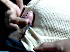 Гомосексуальный мужик достал возбуждённый хуй и подрочил рукой