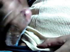 Гомосексуальный мужик достал возбуждённый хуй и подрочил рукой