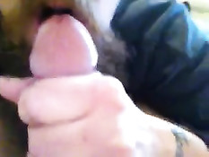 Бородатый голубой папочка отсосал и подрочил член у любовника