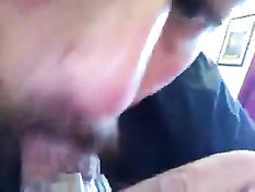 Бородатый голубой папочка отсосал и подрочил член у любовника