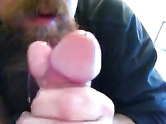 Бородатый голубой папочка отсосал и подрочил член у любовника