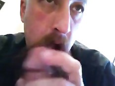 Бородатый голубой папочка отсосал и подрочил член у любовника