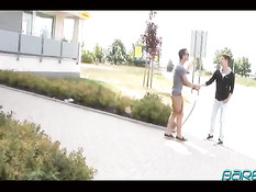 Молодой гей отсасывает у друга член, а потом подставляет задницу