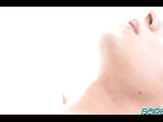 Молодой гей отсасывает у друга член, а потом подставляет задницу