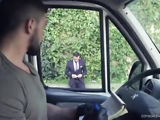 Джентльмен сел в микроавтобус и оттрахал в задницу водителя гея