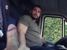 Джентльмен сел в микроавтобус и оттрахал в задницу водителя гея