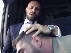 Джентльмен сел в микроавтобус и оттрахал в задницу водителя гея