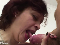 Зрелая подруга с отвисшей грудью отсосала у парня и села на член