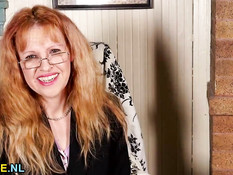 Американская домохозяйка мастурбирует мокрую киску вибратором