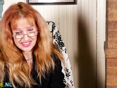 Американская домохозяйка мастурбирует мокрую киску вибратором