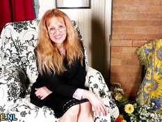 Американская домохозяйка мастурбирует мокрую киску вибратором