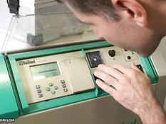 Худенькая мулаточка вызвала сантехника и соблазнила его на секс