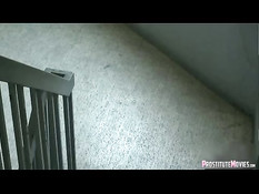 Мужик дал отсосать шлюхе свой член и отодрал раком на лестнице