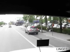 Блондинка в голубом платье дрочит член и трахается в автомобиле