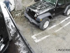 Блондинка в голубом платье дрочит член и трахается в автомобиле