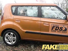 Молодая английская брюнетка ебётся с инструктором в автомобиле