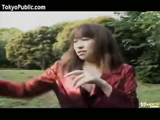 Японская подружка показывает сиськи и отсасывает член в парке