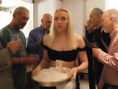 Блондинка официантка Lolita Taylor трахается со старыми мужиками