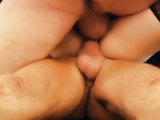 Блондинка официантка Lolita Taylor трахается со старыми мужиками