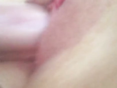 Парень загоняет хуй в розовую киску подруги и снимает на смартфон