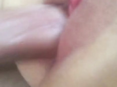 Парень загоняет хуй в розовую киску подруги и снимает на смартфон