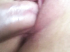 Парень загоняет хуй в розовую киску подруги и снимает на смартфон