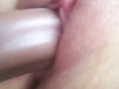 Парень загоняет хуй в розовую киску подруги и снимает на смартфон