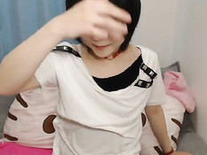 Застенчивая японка раздевается и мастурбирует киску в порно чате