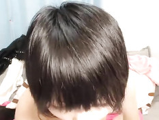 Застенчивая японка раздевается и мастурбирует киску в порно чате