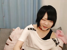 Застенчивая японка раздевается и мастурбирует киску в порно чате