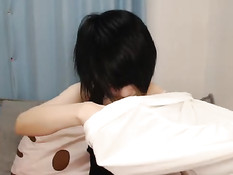 Застенчивая японка раздевается и мастурбирует киску в порно чате