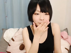Застенчивая японка раздевается и мастурбирует киску в порно чате